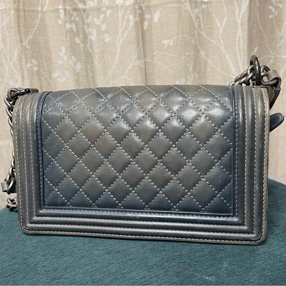 Chanel | Medium Faded Grey Calfskin Boy Flap Bag - Picture 3 of 14
